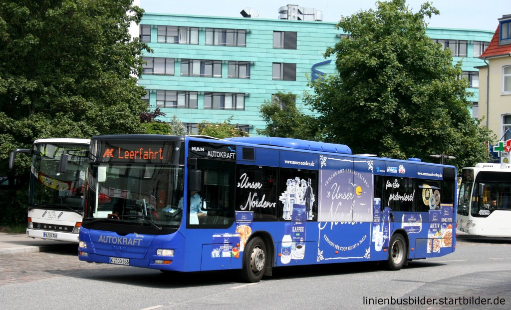 Autokraft (KI OO 656).
Der Bus trgt eine sehr schne Werbung fr ,Unser Norden,.
Aufgenommen am ZOB Lbeck, 1.7.2010.