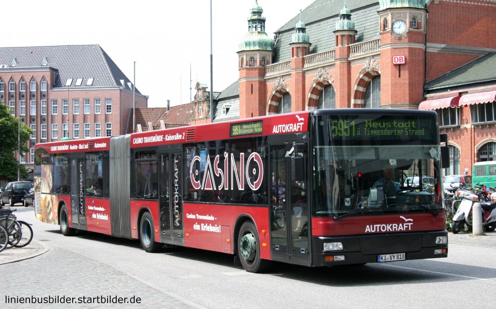 Autokraft (KI VY 818) mit Werbung fr Casino.
Aufgenommen vor dem Alten HBF Lbeck, 1.7.2010.