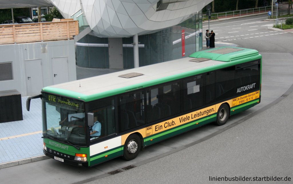 Autokraft (KI ZB 587),
aufgenommen am ZOB Hamburg Poppenbttel, 2.9.2010.
Der Bus wirbt fr den ADAC.
