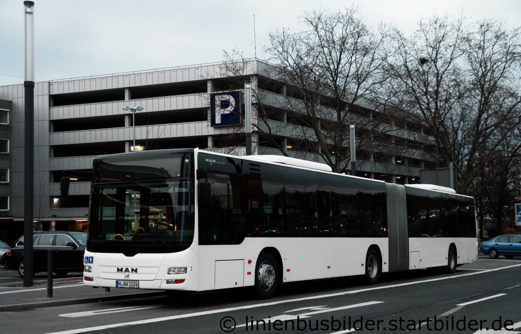 BVR (M AN 1026) hat diesen Leihwagen im Einsatz.
Der Bus kommt von MAN aus Mnchen.
Essen HBF, 26.1.2012.