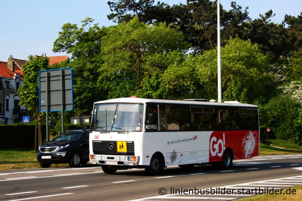Das ist einer von den vielen Schulbussen die in De Haan und umgebung fahren.Bei dem Bus handelt es sich um ein Mercedes Benz/Jonkheere.
Aufgenommen am 5.5.2011 in De Haan.