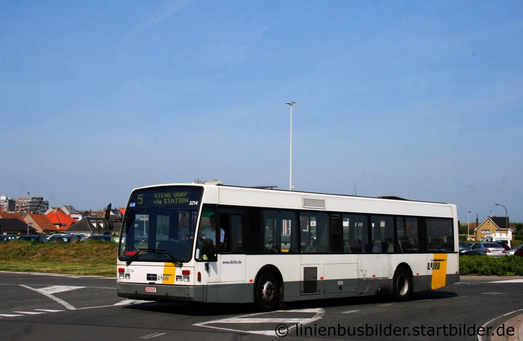 De Lijn 3214.
Aufgenommen am Flughafen Oostende am 6.5.2011.