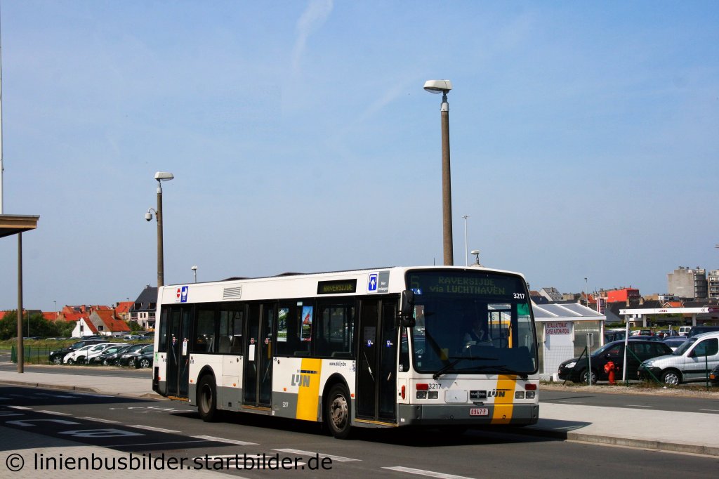 De Lijn 3217.
Aufgenommen am Flughafen Oostende am 6.5.2011.