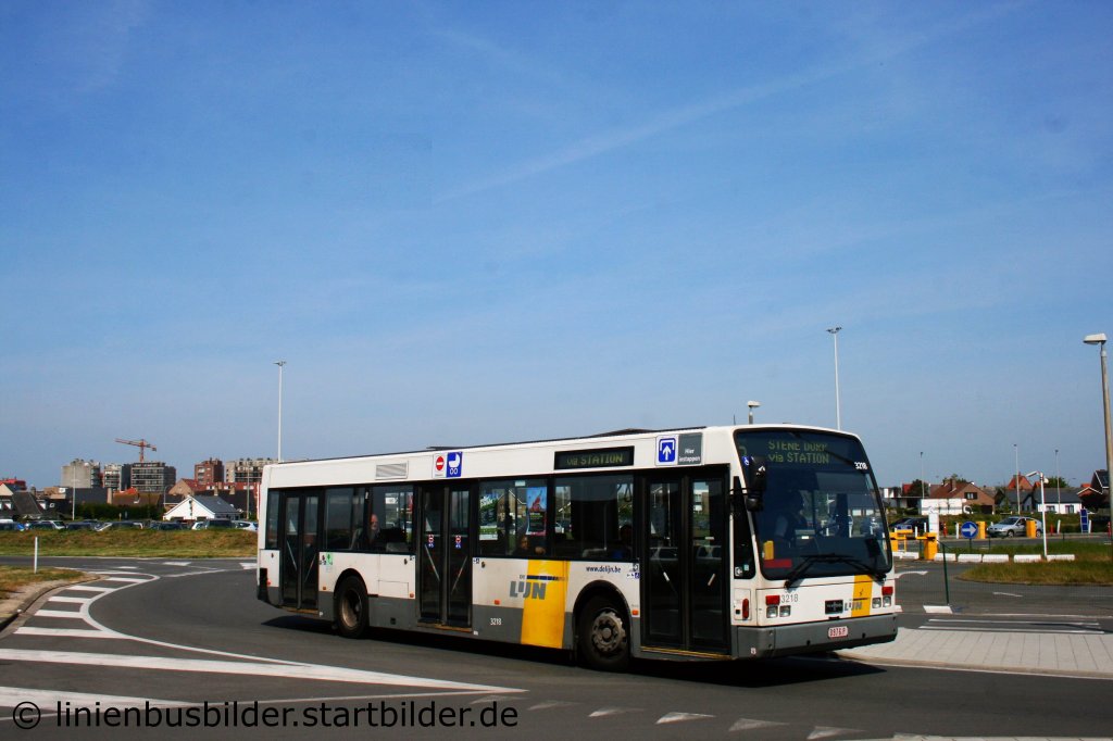 De Lijn 3218.
Aufgenommen am Flughafen Oostende am 6.5.2011.