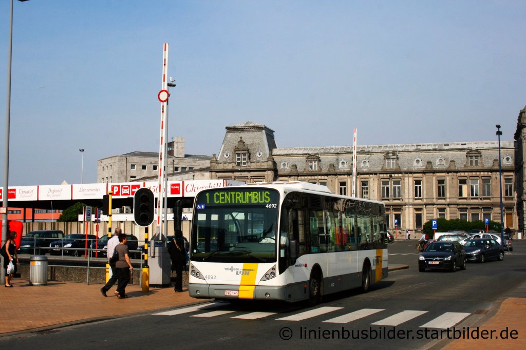 De Lijn 4692.
Aufgenommen am Bahnhof Oostende am 6,5,2011.
