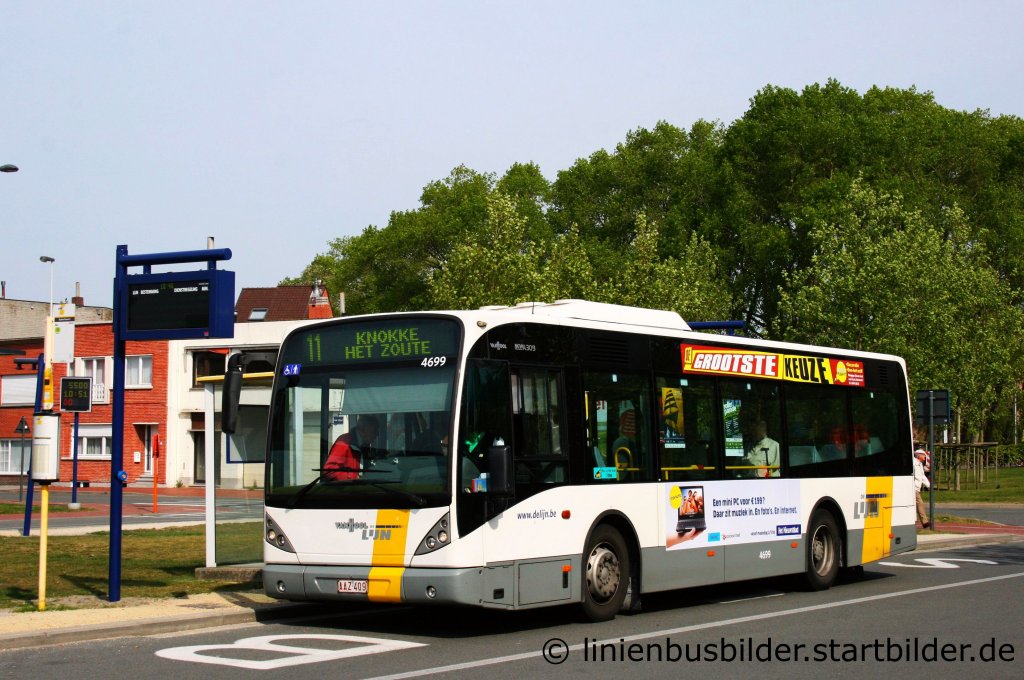 De Lijn 4699.
Aufgenommen am Bahnhof in Knokke am 5.5.2011.
Der Bus wirbt fr Het Nieuvsblad.