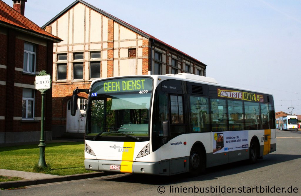 De Lijn 4699.
Aufgenommen auf dem De Lijn Betriebshof Knokke am 5.5.2011.
Dies ist einer der wenigen Busse von De Lijn mit Werbung.
