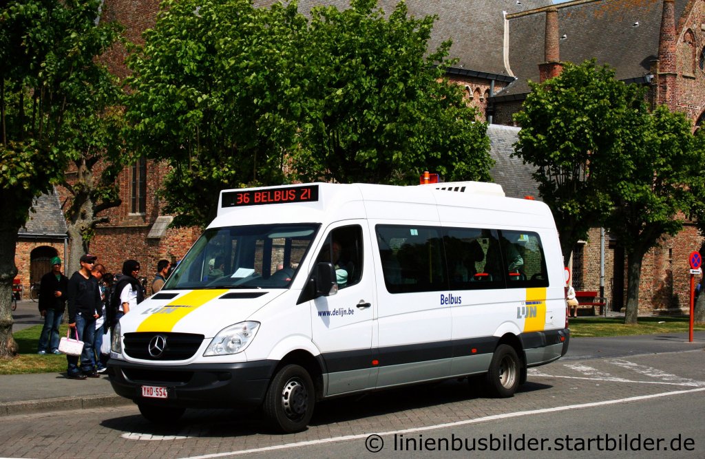 De Lijn setzt auch Kleinbusse ein.
Am 5.5.2011 konnte ich in Blankenberge diesen MB Sprinter aufnehmen.