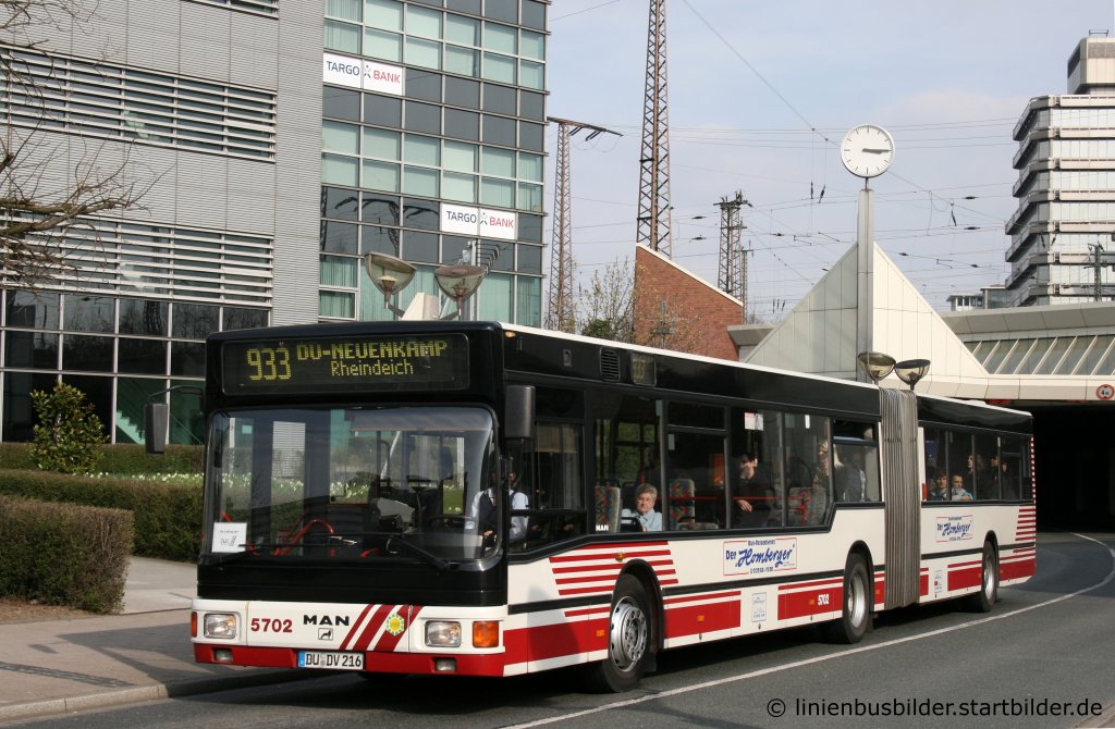 Der Homberger (DU DV 216).
Aufgenommen am HBF Duisburg,25.3.2010.
Dieser Bus hatte bei der DVG die Nummer 5702.