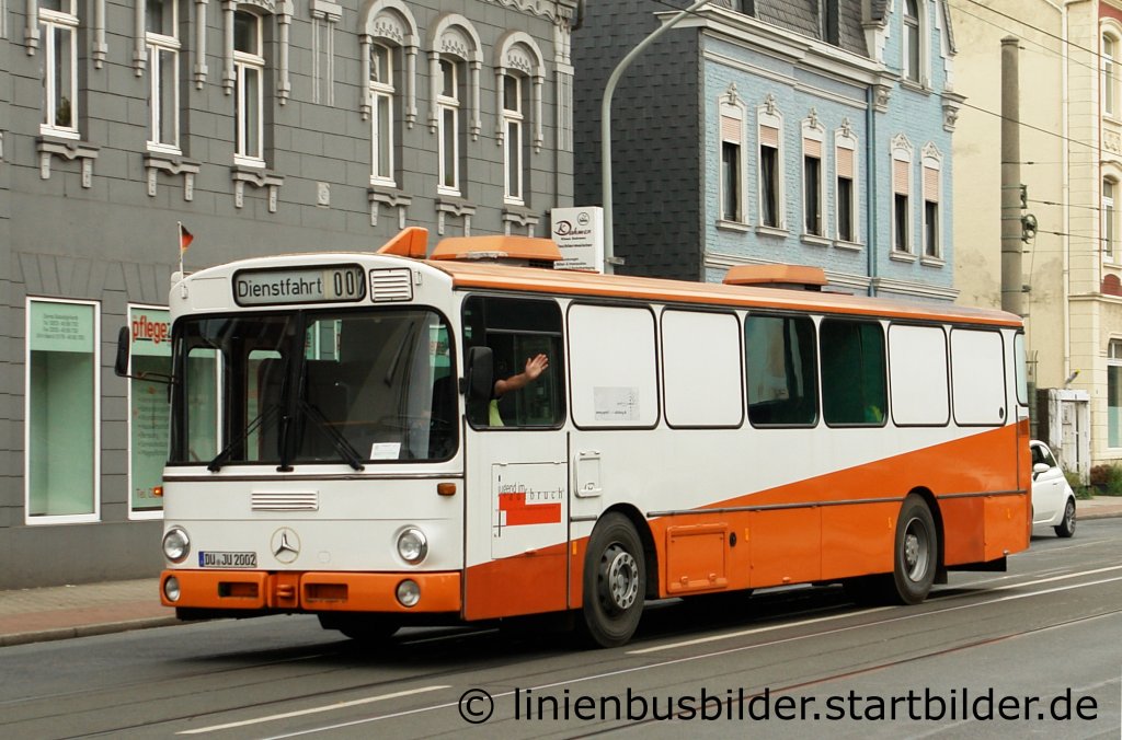 Dieser alte MB 305 gehrt der Kirche in Duisburg. Er wird fr die Jugendarbeit in den Stadtteilen eingesetzt.
Hier ist der Bus auf den weg zu seinem nchsten Einsatz.
