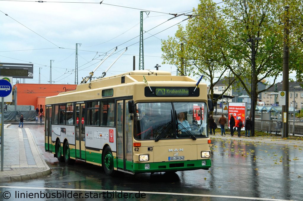 Dieser Historische MAN O-Bus von den Stadtwerken Solingen war am 1.10.2010 unterwegs zum Mngstener Brckenfest.
Aufgenommen bei der Abfahrt am HBF Solingen.