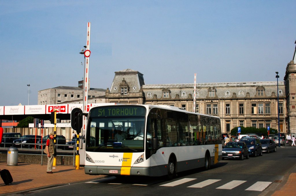 Dieser Vanhool 360 mit der Nummer 550649 fhrt fr einen Subunternahmer im Auftrag von De Lijn.
Aufgenommen am Bahnhof Oostende am 6,5,2011.
