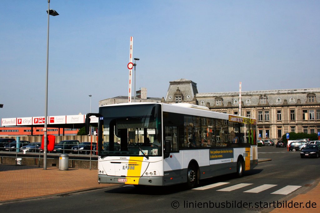 Dieser Volvo gehrt einem Subunternehmer der fr De Lijn fhrt.
Dieser Bus ist einer der wenigen Werbewagen.
Aufgenommen am Bahnhof Oostende am 6,5,2011.