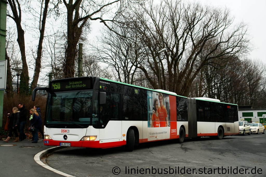 DSW21 1134 ist am 28.1.2012 mit der Linie 450 unterwegs.
Dortmund Stadion, 28.1.2012.