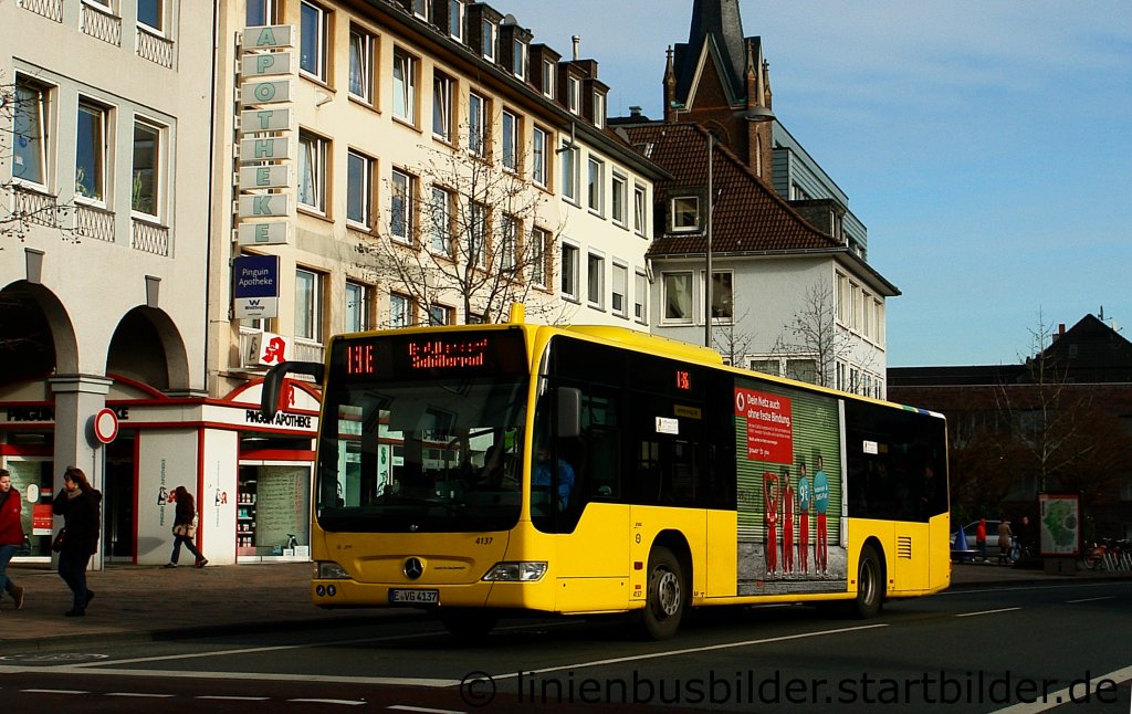 EVAG 4137 ist hier mit der Linie 186 unterwegs nach Essen Altendorf.
Aufgenommen am Pferdemarkt in Bottrop am 25.1.2012.