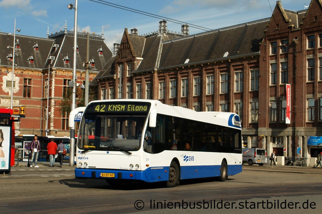 GVB 211 fhrt mit der Linie 42 nach KNSM Eiland.
Aufgenommen am Bahnhof Amsterdam Central, 15.9.2011.