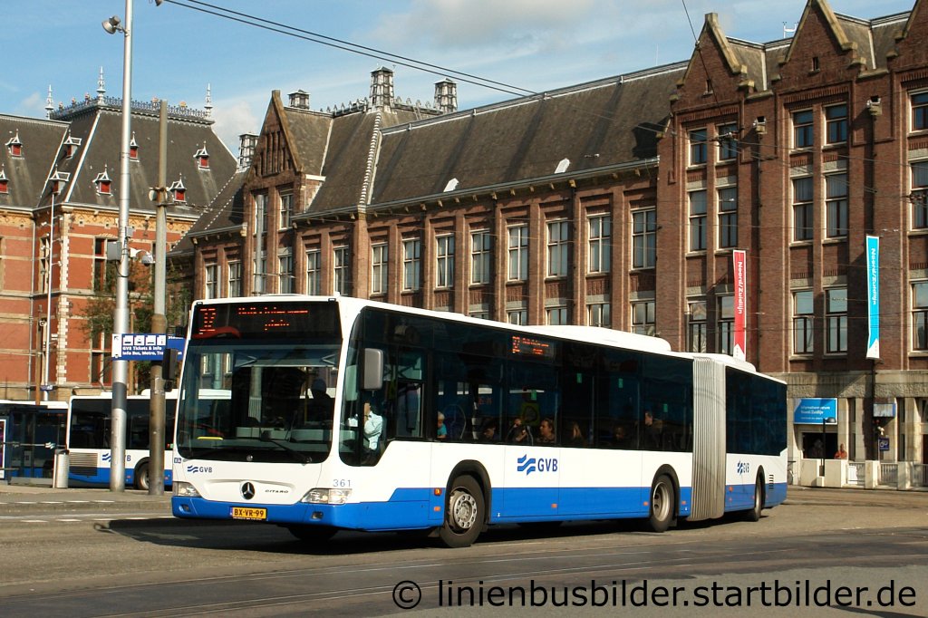 GVB 361.
Im Hintergrund ist der Bahnhof Amsterdam Central zusehen.
Aufgenommen am Bahnhof Amsterdam Central, 15.9.2011.