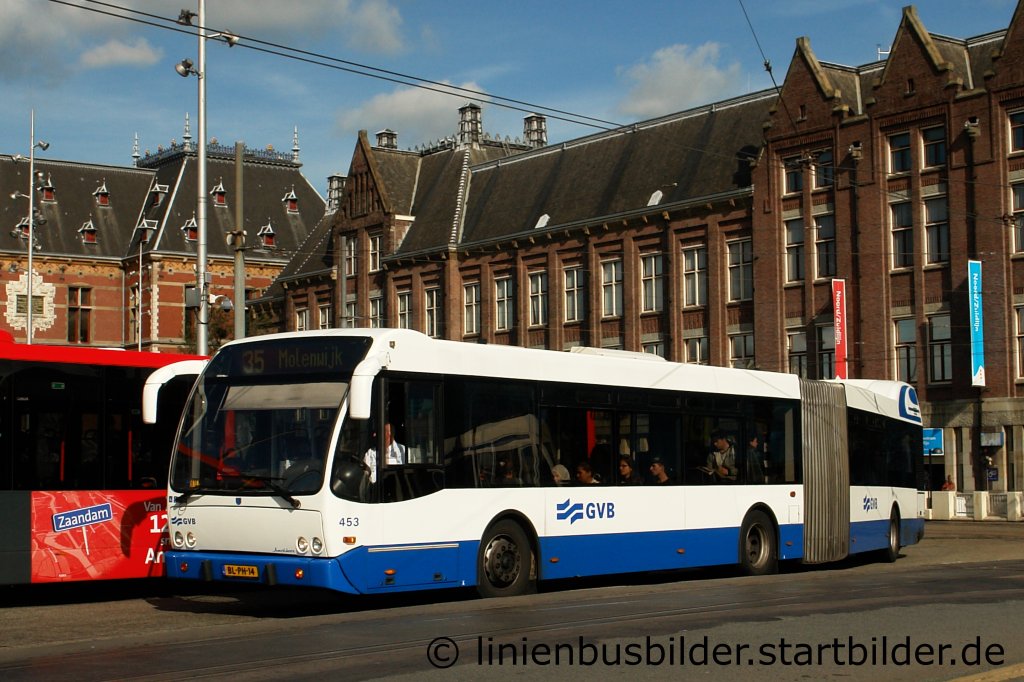 GVB 453 fhrt mit der Linie 35 nach Molenwijk.
Aufgenommen am Bahnhof Amsterdam Central, 15.9.2011.