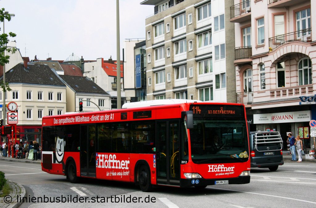 Hochbahn 2812 mit Werbung fr Hffner.
Aufgenommen am Eppendorf Markt, 21.5.2011.