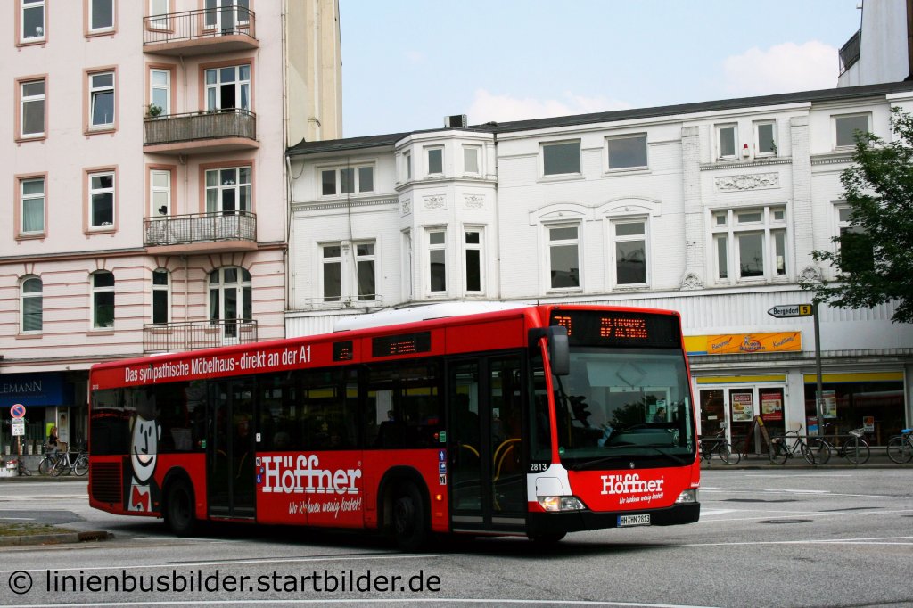 Hochbahn 2813 mit Werbung fr Hffner.
Aufgenommen am Eppendorf Markt, 21.5.2011.