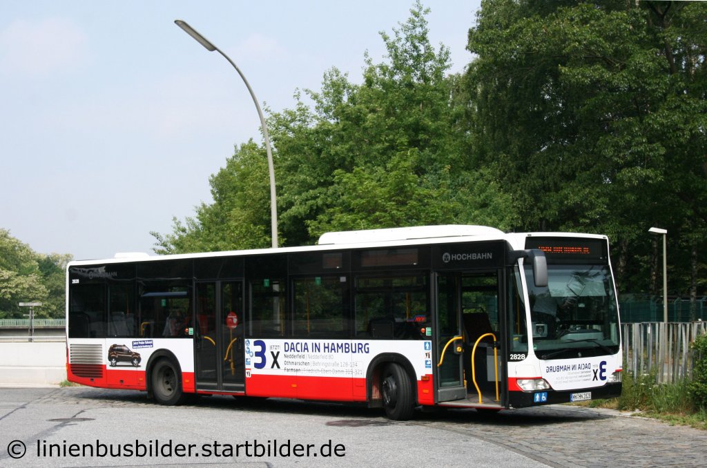 Hochbahn 2828 mit Werbung fr Dacia.
Aufgenommen am ZOB Billstedt, 21.5.2011.