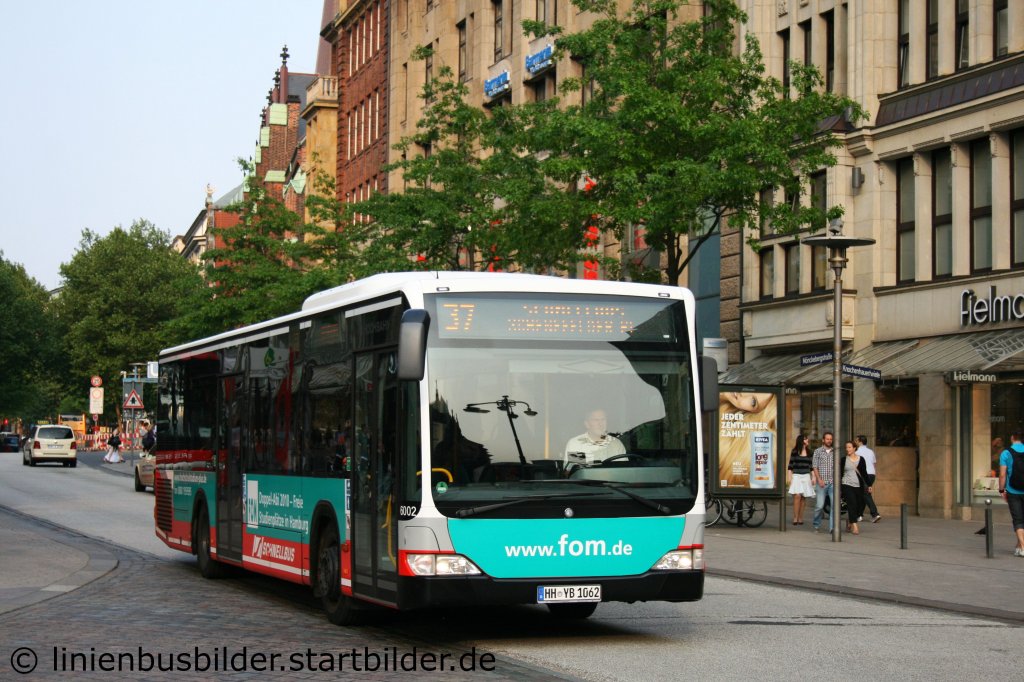 Hochbahn 6002 mit FOM Werbung.
Aufgenommen am Rathausmarkt, 21.5.2011.