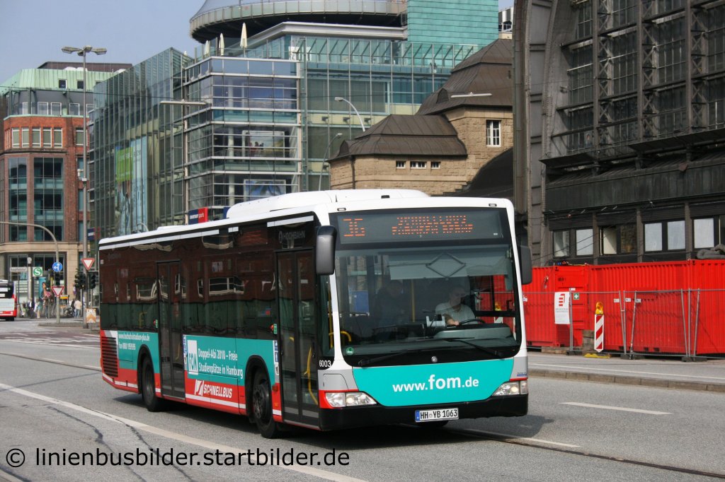 Hochbahn 6003.
Der Bus wirbt fr FOM.
Aufgenommen am HBF Hamburg, 21.5.2011.