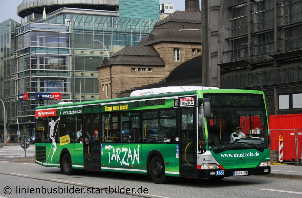 Hochbahn 6415 wirbt fr das Musical Tarzan.
Aufgenommen am HBF Hamburg, 21.5.2011.