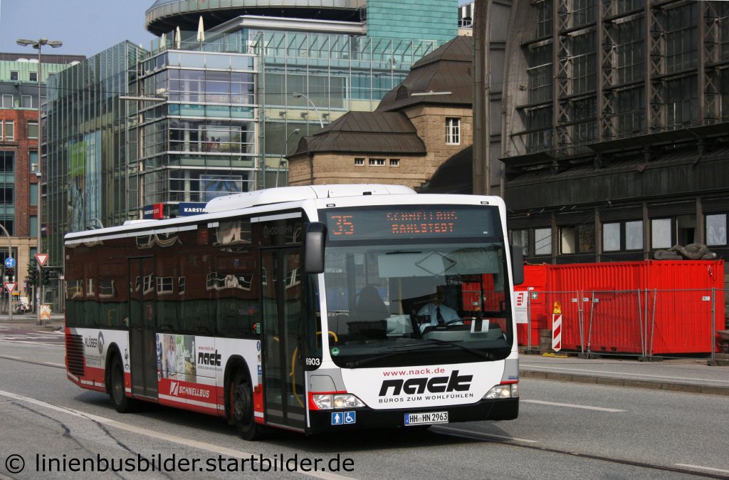 Hochbahn 6903.
Der Bus macht Werbung fr Nack.
Aufgenommen am HBF Hamburg, 21.5.2011.