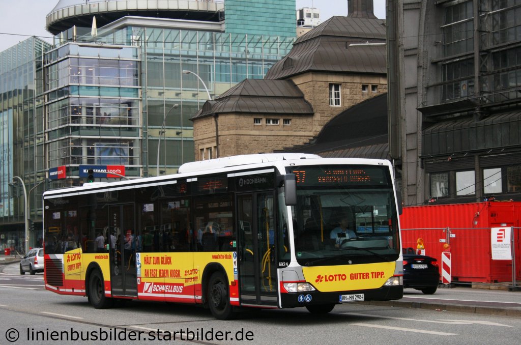 Hochbahn 6924 mit Werbung fr Lotto.
Aufgenommen am HBF Hamburg, 21.5.2011.