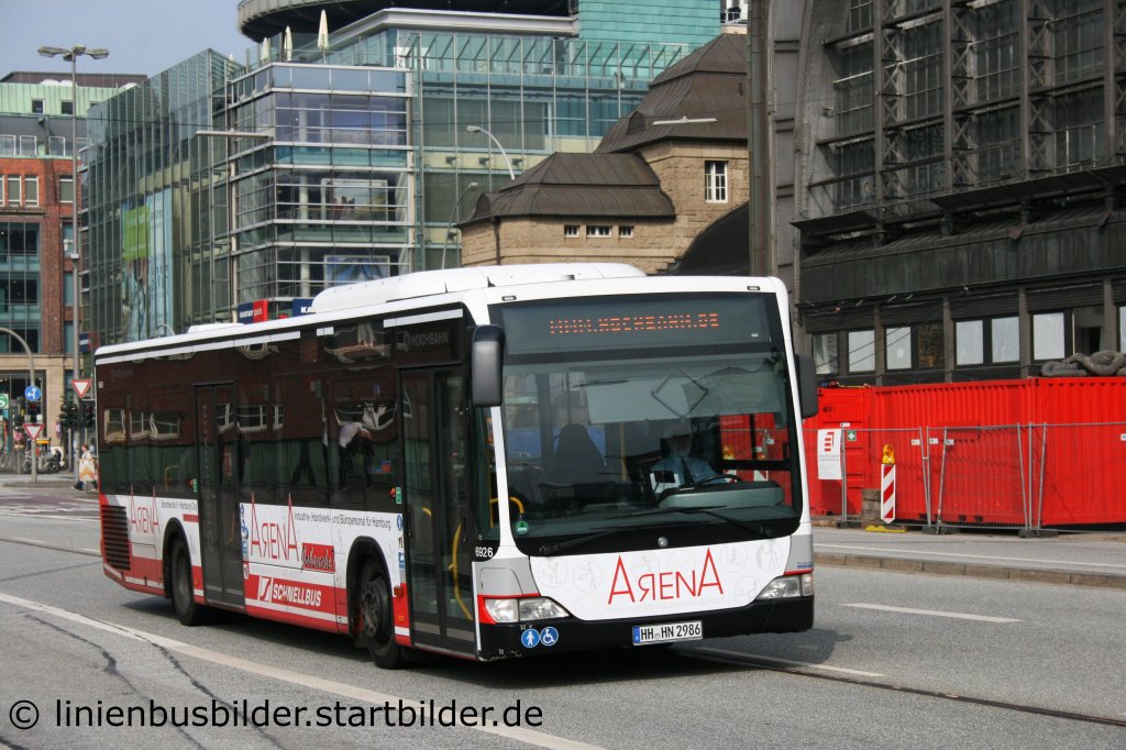 Hochbahn 6926 wirbt fr Arena.
Aufgenommen am HBF Hamburg, 21.5.2011.