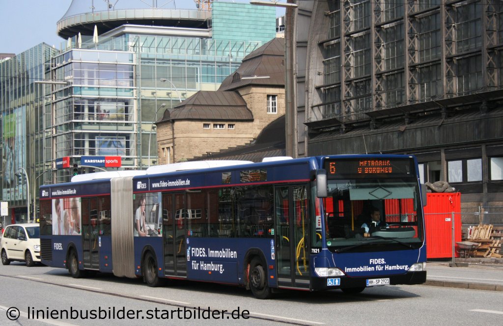 Hochbahn 7921 mit Werbung fr Fides.
Aufgenommen am HBF Hamburg, 21.5.2011.