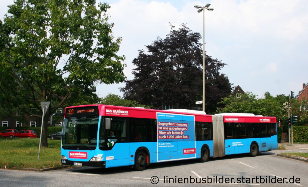 Hochbahn 7925 mit Werbung fr Das Handwerk.
Aufgenommen am 21.5.2011.