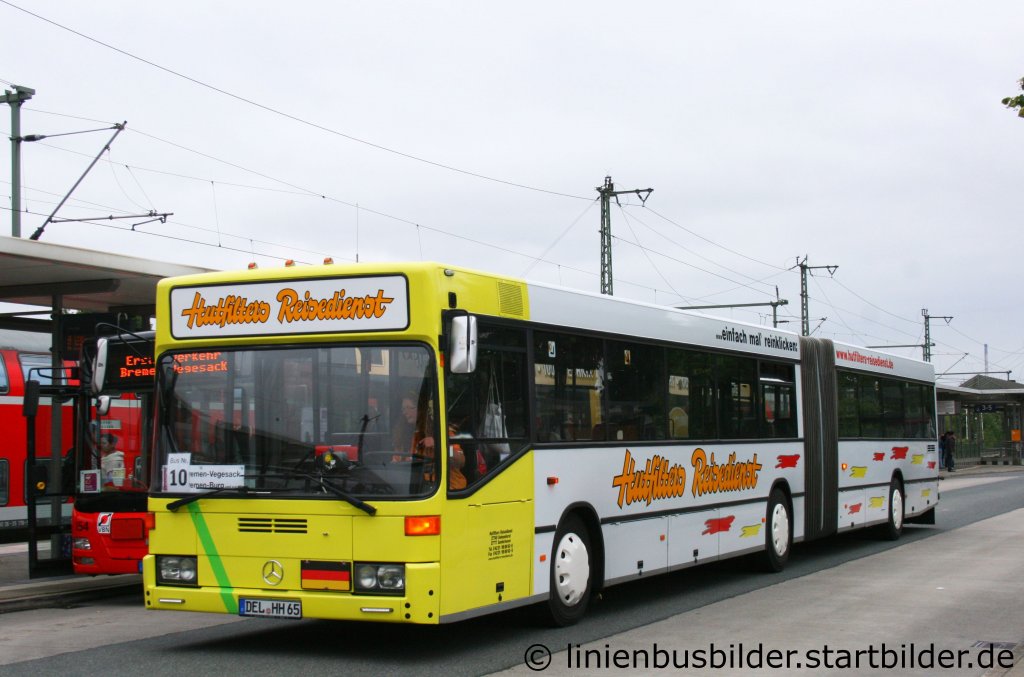 Hutfilter (DEL HH 65).
Die ist der Ex Hochbahn Bus 7327.
Aufgenommen am Bahnhof Bremen Burg, 30.7.2011. 