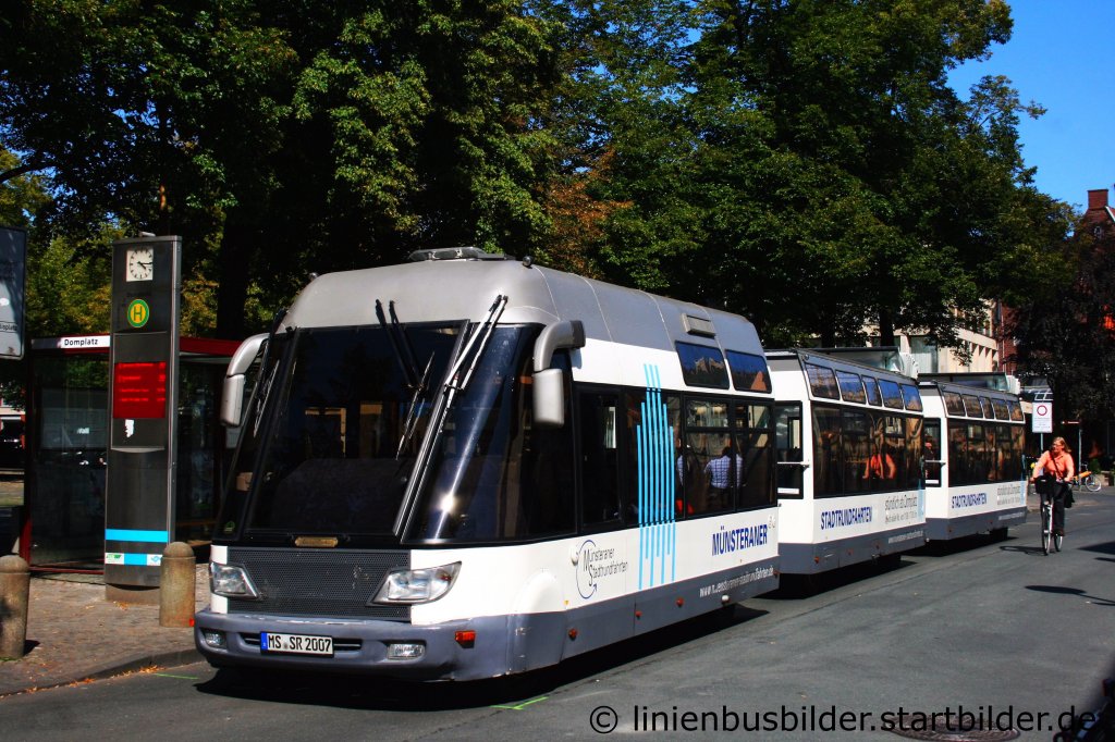 In Mnster wird mit diesem Fahrzeug Stadtrundfahrten angeboten.
Am 5.7.2011 kommt dieser dreiteilige Bus am Domplatz vorbei um dort neue Fahrgste aufzunehmen.