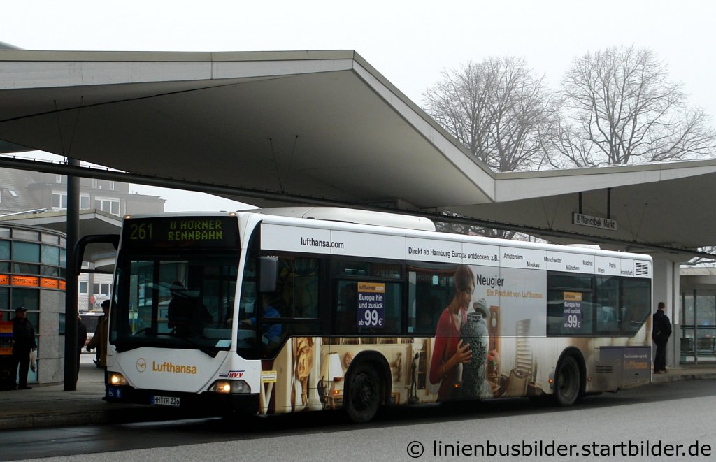 Jasper 8106 (HH TR 226) mit Werbung fr die Lufthansa.
Aufgenommen am ZOB Wandsbek, 7.12.2010.