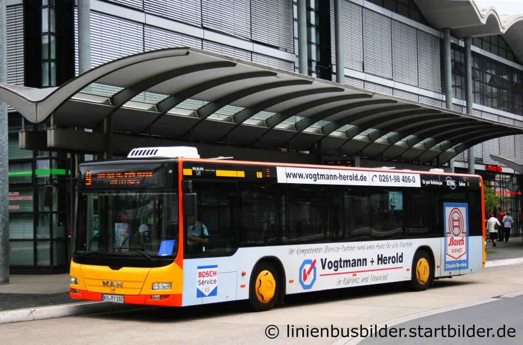 KEVAG 182 macht Pause am HBF Koblenz.
Der Bus wirbt fr Vogtmann und Herold.
Aufgenommen am 28.8.2011.