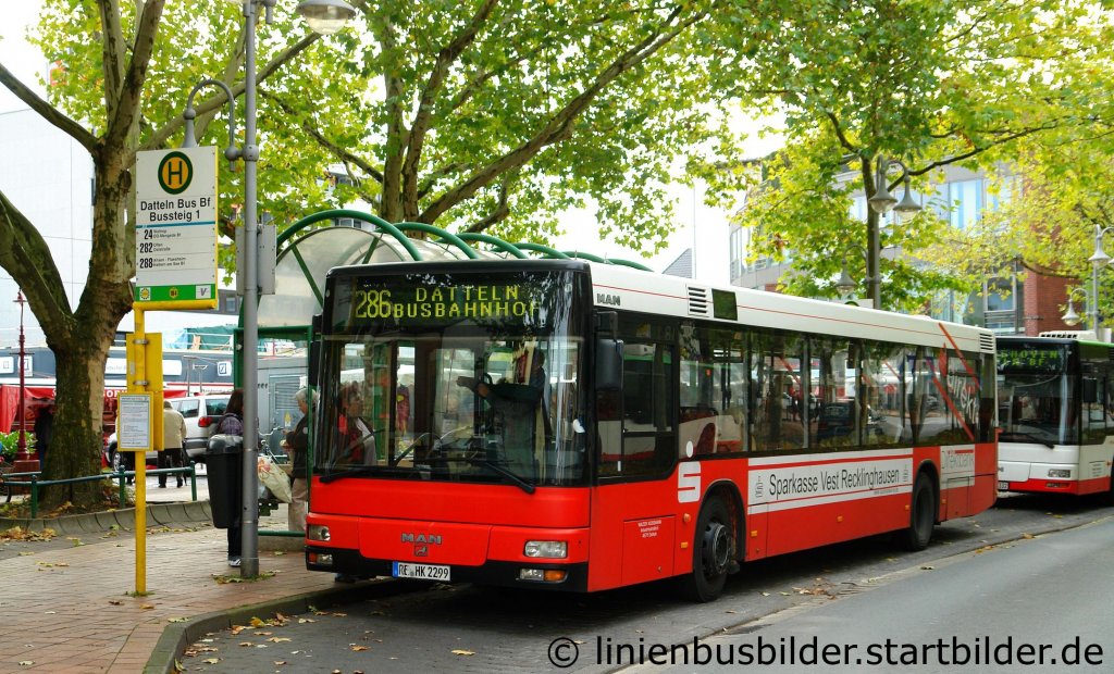 Kossmann Reisen (RE HK 2299) mit Werbung fr die Sparkasse Recklinghausen.
Aufgenommen am ZOB Datteln, 23.10.2010.