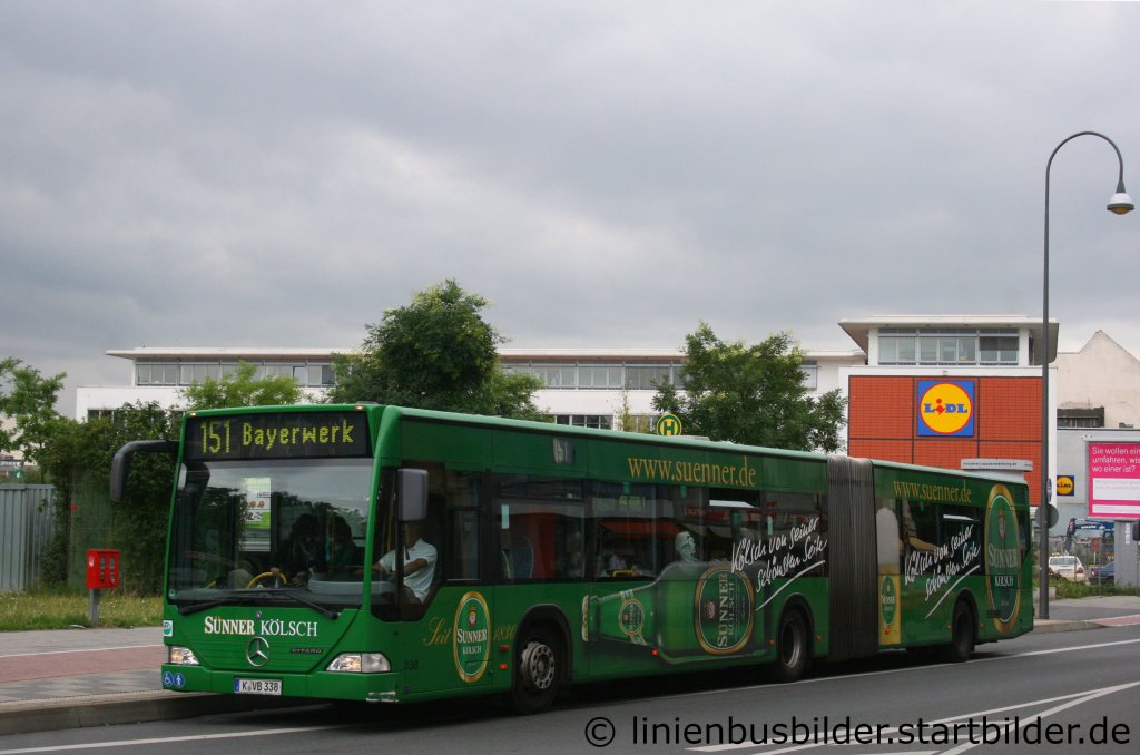 KVB 338.
Der Bus wirbt wie es sich fr Kln gehrt fr Klsch.
Aufgenommen an der Berlinerstr. in Kln, 22.7.2011.