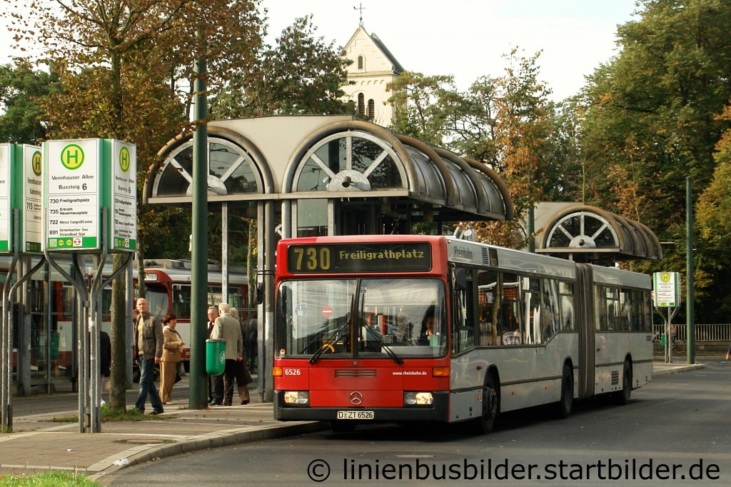 MB 405 GN2 gibt es bei der Rheinbahn noch jeden Tag zusehen.
Am 24.9.2011 steht Wagen 6526 an der Vennhauser Allee.