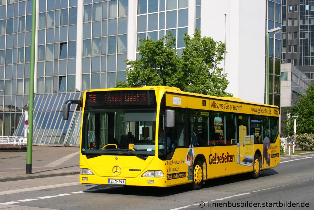 Mesenhohl (E AM 941) mit Werbung fr Gelbe Seiten.
Aufgenommen auf der Hollestr. am 18.4.2011.