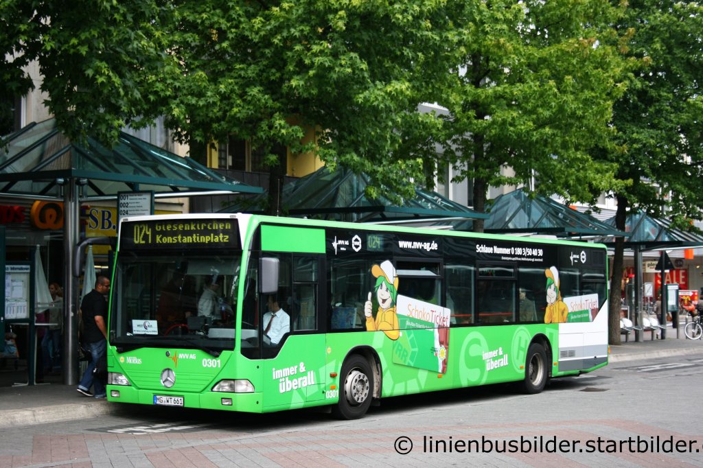 Mbus 0301.
Der Bus trgt Werbung fr das VRR Schocko Ticket.
Aufgenommen in Mnchengladbach Rheydt, 2.7.2011.