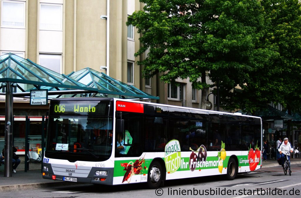 Mbus 0706.
Der Bus wirbt fr ,Knack Frisch,.
Aufgenommen in Mnchengladbach Rheydt, 2.7.2011.