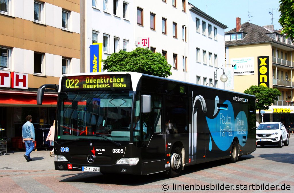 Mbus 0805 mit Werbung fr Reuter Badshop.
Aufgenommen in Mnchengladbach Rheydt, 1.5.2011.