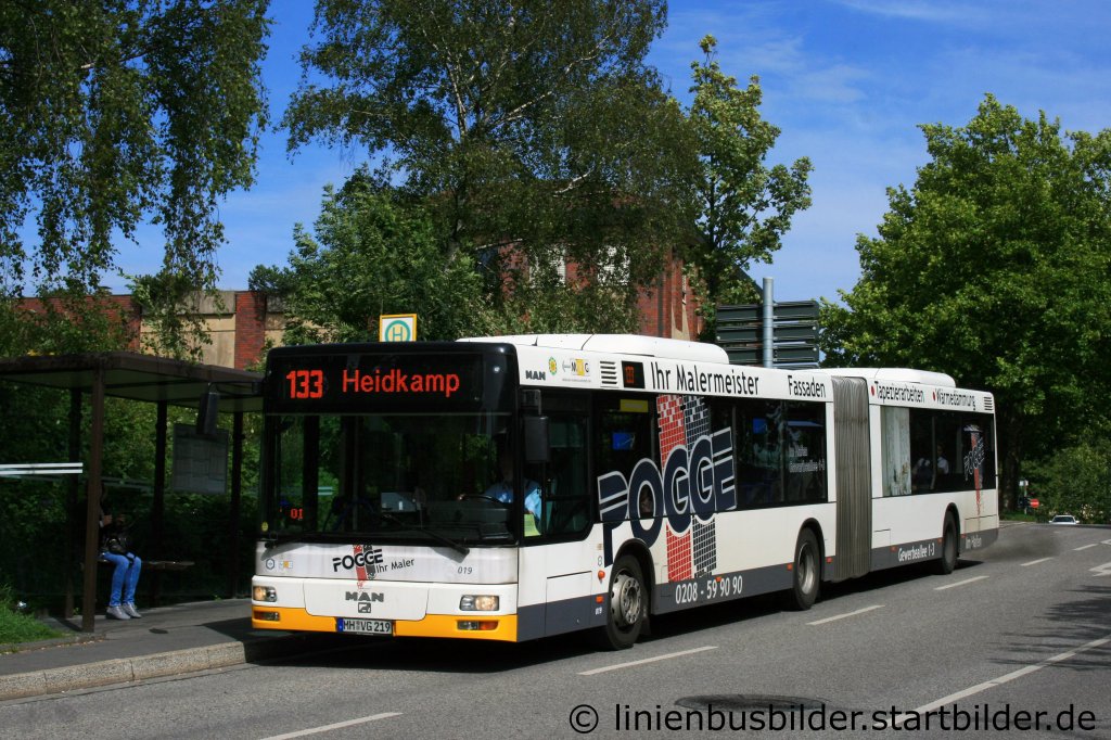 MVG 019 mit der Linie 133 nach Heidkamp.
Der Bus wirbt fr Pogge.
Aufgenommen am HBF Mlheim Nord, 11.8.2011.