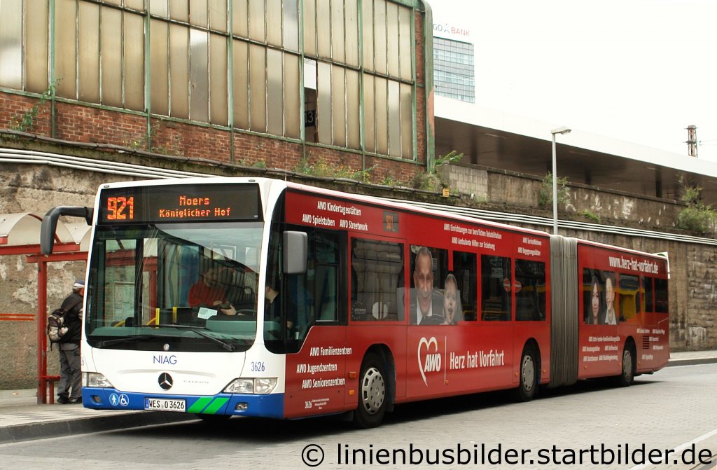 NIAG 3626 mit Werbung fr die AWO.
Der Bus fhrt als Linie 921 nach Moers.
Aufgenommen am HBF Duisburg Ost, 17.9.2011.

