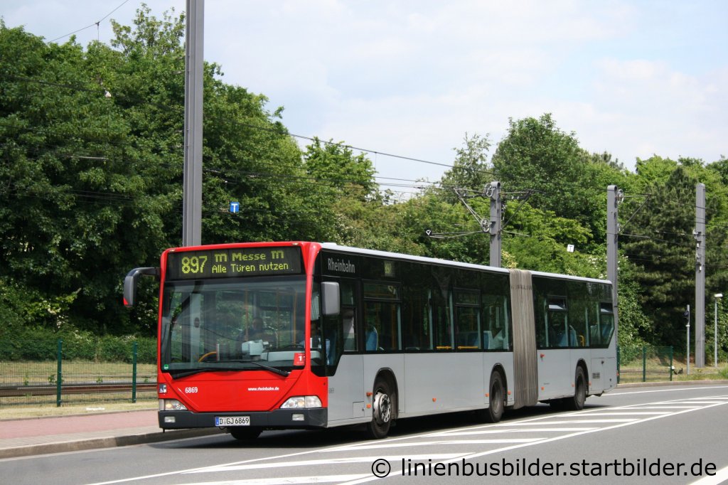 Rheinbahn 6869 (D GJ 6869).
Aufgenommen an der Messe Dsseldorf am 13.5.2011.