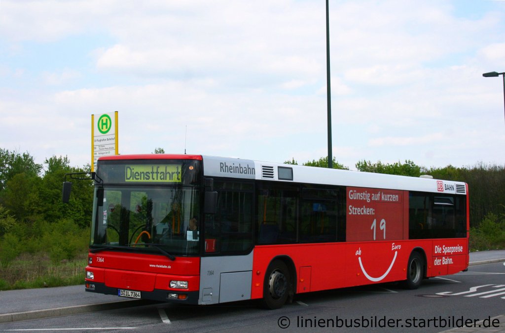 Rheinbahn 7364.
Der Bus wirbt fr den DB Sparpreis.
Aufgenommen am Flughafenbahnhof Dsseldorf, 16.4.2011.