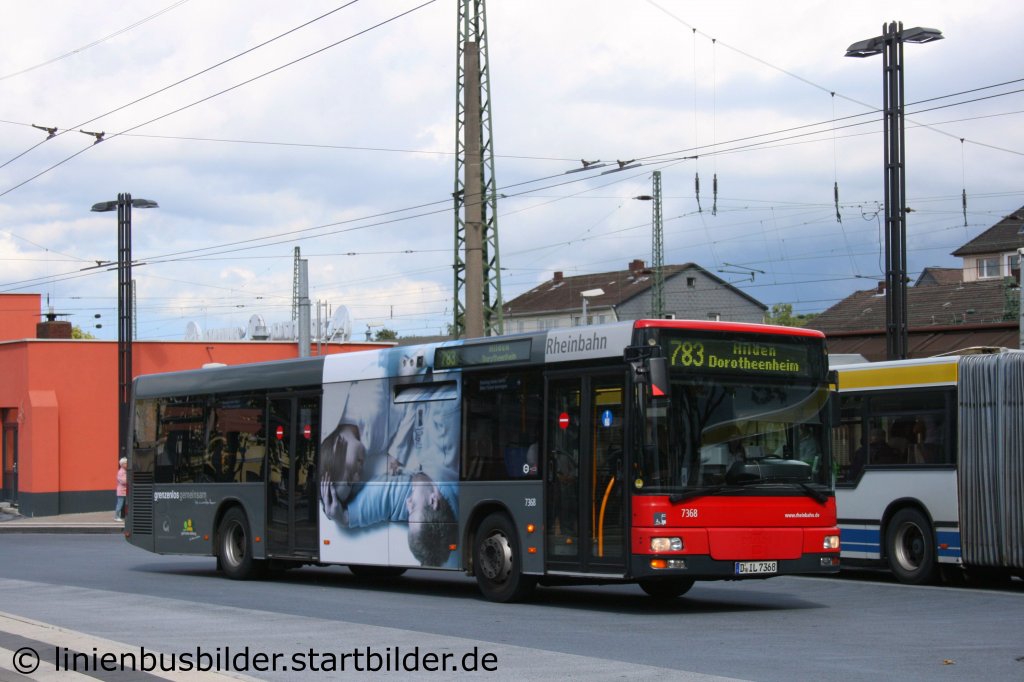 Rheinbahn 7368 hat sich auf den weg gemacht mit der Linie 783 nach Hilden.
Aufgenommen am HBF Solingen, 27.8.2011.