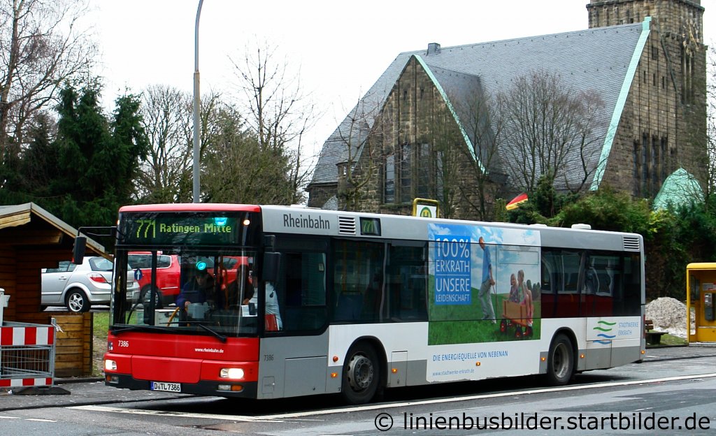 Rheinbahn 7386 (D TL 7386) mit Werbung fr die Stadtwerke Erkrath.
Aufgenommen in Velbert an der Christuskirche am 15.1.2011.